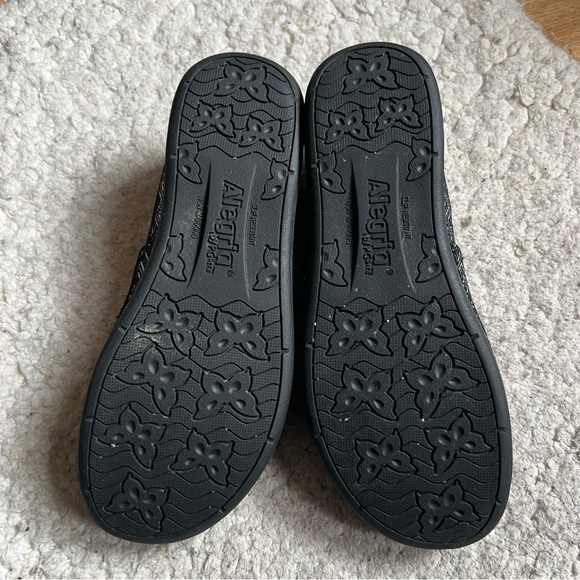 Alegria Black, White Metallic Gray Glee Ric Rack Slip On Clogs Size 39 - Picture 5 of 9